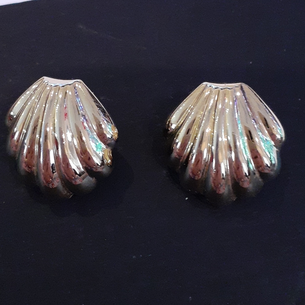 Monet clip earrings. (,,